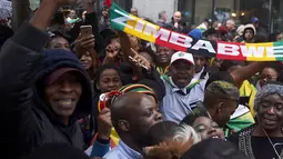 Warga Zimbabwe yang menetap di Inggris menggelar aksi protes di luar Kedutaan Besar Zimbabwe di London, Sabtu (18/11). Mereka berkumpul mendukung runtuhnya rezim Presiden Robert Mugabe. (NIKLAS HALLE'N/AFP)