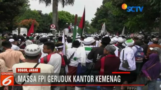 Massa FPI menggiring Ujang dari dalam kantor Kemenag Bogor, menuju ke atas mobil unjuk rasa untuk berbicara sekaligus meminta maaf.