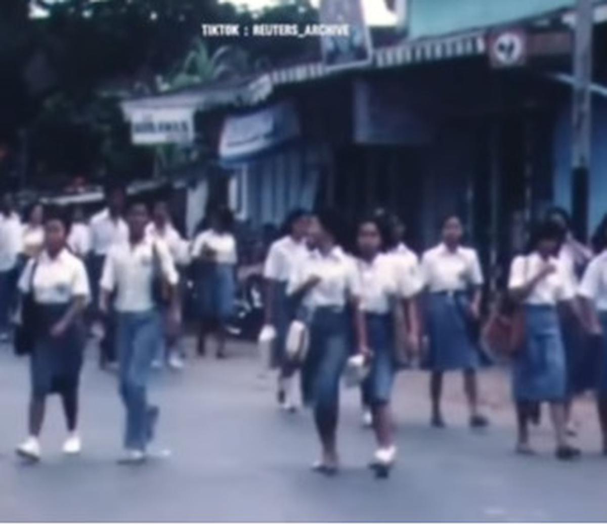 Nostalgia Bubaran Anak Sekolah Tahun 1980-an