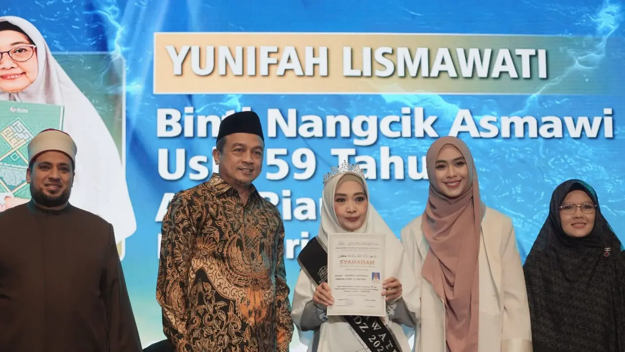 Ibunda Oki setiana Dewi saat wisuda