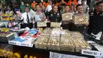 Petugas Dit Narkoba Polda Metro Jaya merilis hasil Operasi Bersinar Jaya 2016 di Jakarta, Rabu (13/4).  Selain menyita sejumlah barang bukti, petugas juga mengamankan sembilan tersangka, empat diantaranya merupakan WNA. (Liputan6.com/Gempur M Surya)
