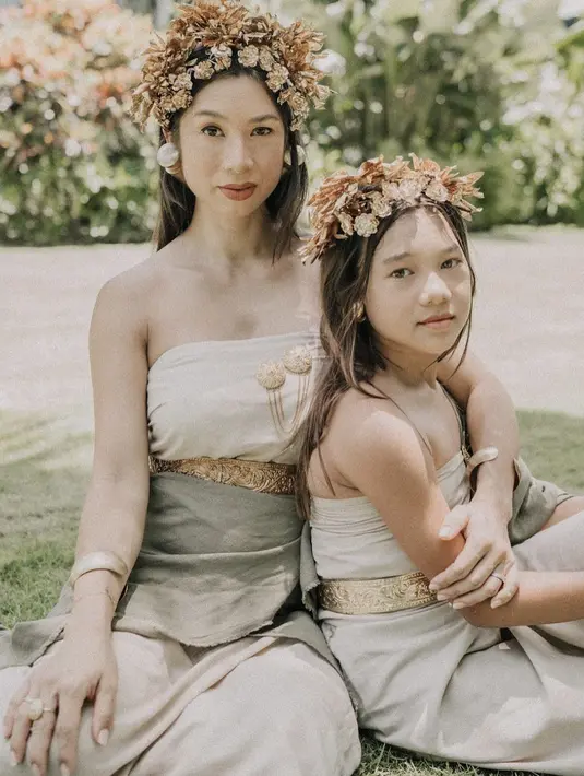 Di ragam kesempatan. Kiyomi juga tampak kompak dengan outfit beragam dan berada dalam satu frame dengan sang mama. [Foto: instagram/ Kiyomi Bachdim]