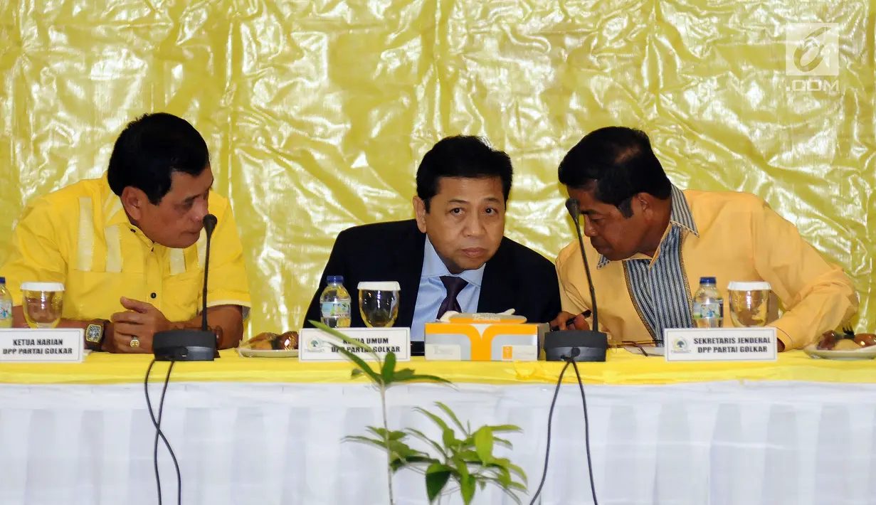 Ketua Umum Partai Golkar, Setya Novanto (tengah) berbincang dengan Sekjen Idrus Marham jelang rapat pleno di ruang rapat utama gedung DPP Partai Golkar, Jakarta, Selasa (18/7). Rapat membahas situasi poltik terkini. (Liputan6.com/Helmi Fithriansyah)