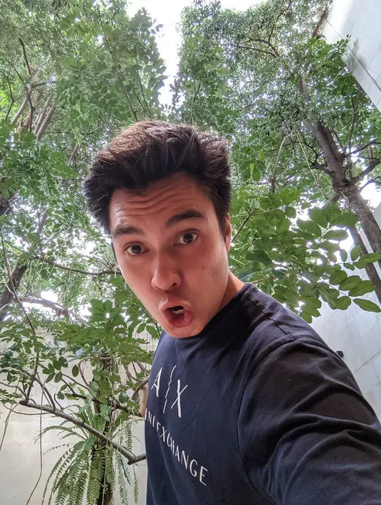 “Sebenerny nggak boleh syuting dan ada tiga bidang, biliar, kuliah sama syuting. Dia (ayah) kira saya mau iseng-iseng aja lah di syuting, makanya 'udah kamu kuliah aja, atau enggak di biliar aja', tiba-tiba saya milihnya ya ke sini (bidang entertainment)," kata Baim Wong. (Instagram/baimwong)