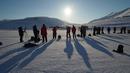 Sejumlah wisatawan saat menanti fenomena gerhana matahari total dari Kepulauan Svalbard, Norwegia, Jumat (20/3/2015). (AFP PHOTO/STAN HONDA)
