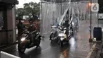 Pengendara sepeda motor keluar dari bilik penyemprotan disinfektan di pintu masuk Perumahan Tamansari Persada Raya, Jatibening, Bekasi, Jawa Barat, Selasa (31/3/2020). Bilik disinfektan dipasang untuk mencegah penyebaran virus corona COVID-19 di area kompleks. (Iqbal S. Nugroho)