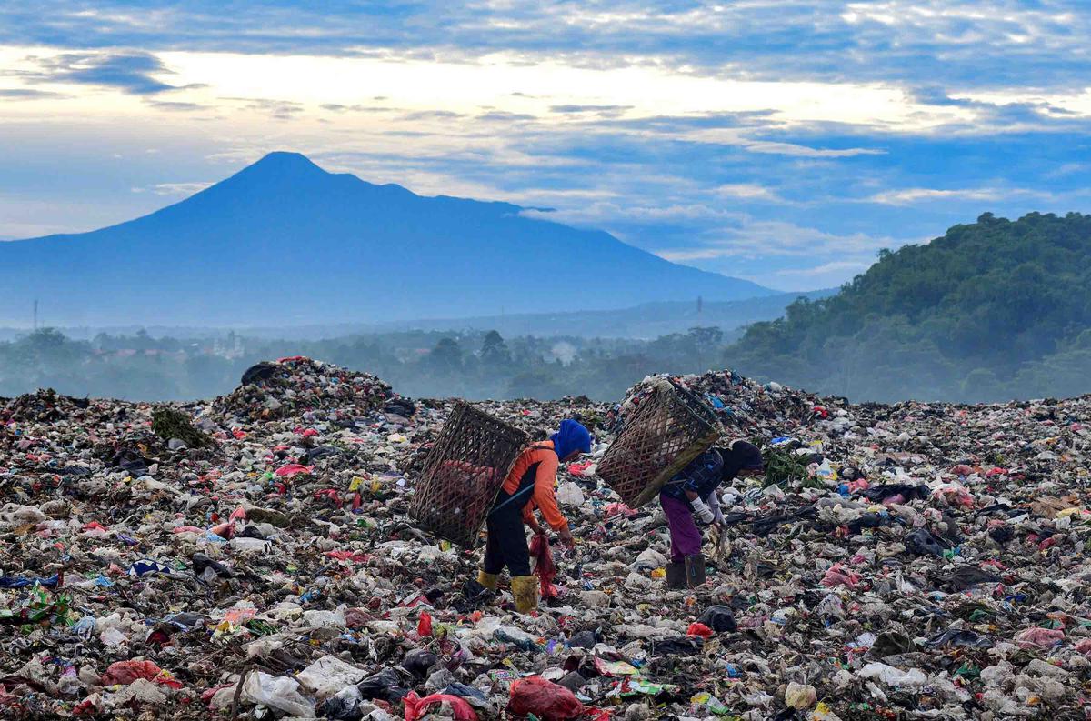 FOTO: TPA Galuga, Gunung Sampah di Tengah Keindahan Alam Bogor.