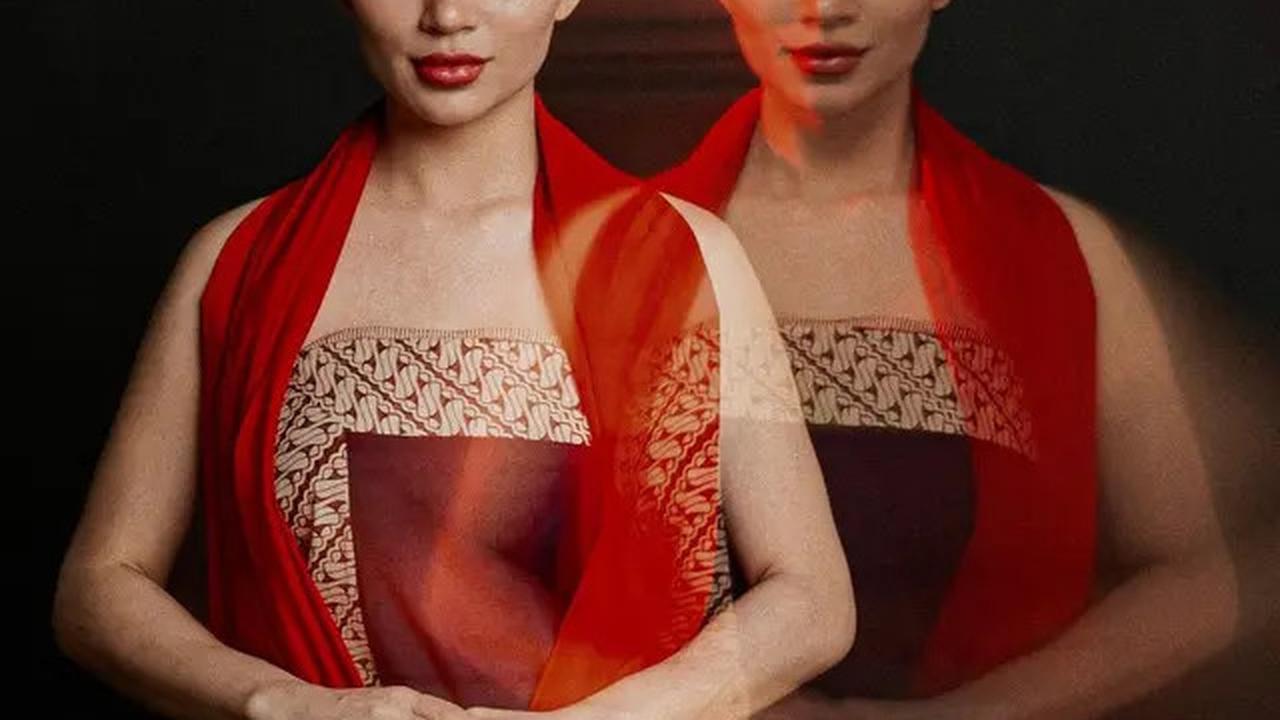 6 Potret Cantik Paripurna Ariel Tatum saat Dipulas Lipstik Merah yang Berani