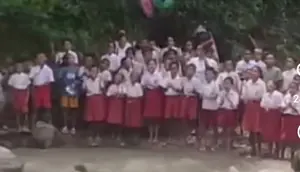 Fakta Siswa Semangati Pejabat Seberangi Sungai: Maju Jangan Malu
