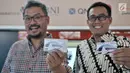 CEO KapanLagi Youniverse (KLY) Steve Christian dan Dirut PT Railink Heru Kuswanto menunjukkan kartu Perfeq Rider di Stasiun BNI City, Jakarta, Rabu (31/10). (Merdeka.com/Iqbal S. Nugroho)