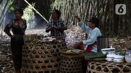 Penduduk lokal Desa Panglipuran menjajakan kudapan khas di Pasar Pelipur Lara, kawasan hutan bambu, Desa Penglipuran di Kabupaten Bangli, Bali, Rabu (16/8/2023). (Liputan6.com/Helmi Fithriansyah)