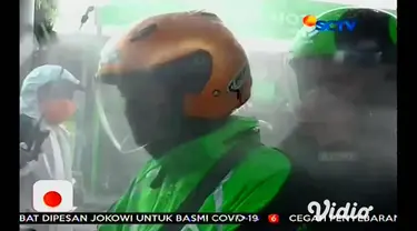 Ratusan pengendara ojek online di sekitar Terminal Bungurasih, Kabupaten Sidoarjo, Provinsi Jawa Timur, disemprot disinfektan. Langkah ini dilakukan oleh Dinas Perhubungan Jatim yang bekerja sama dengan Tim Gugus Tugas Promotif Preventif Penanganan C...