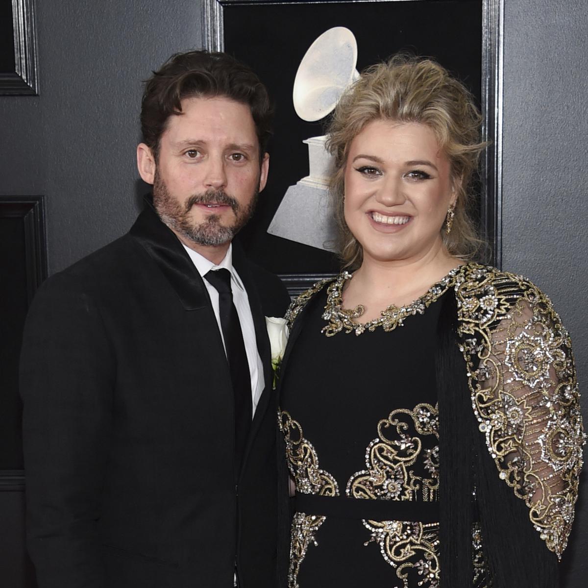Kelly Clarkson dan Brandon Blackstock dalam 60th Grammy Awards. (Photo by Evan Agostini/Invision/AP, File)
