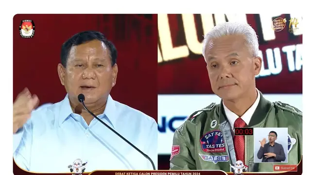 Calon presiden nomor urut 3 Ganjar Pranowo dan capres nomor urut 2 Prabowo Subianto saat debat capres ketiga yang digelar KPU pada Minggu (7/1/2024) di Istora, Senayan, Jakarta.