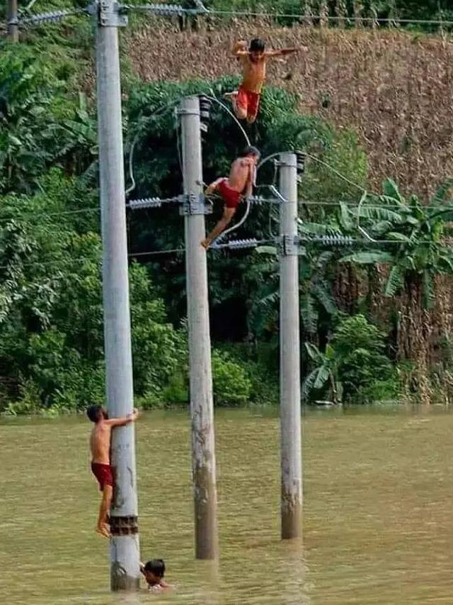 7 Potret Tiang Listrik di Lokasi yang Tidak Semestinya Ini Bikin Geleng Kepala