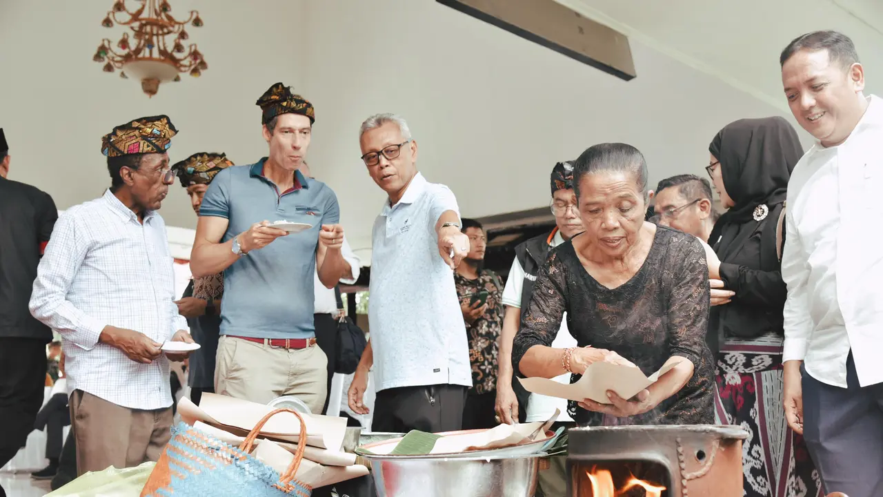 38 duta besar dan diplomat asing mengunjungi Nusa Tenggara Barat (NTB) untuk berpartisipasi dalam Indonesia Gastrodiplomacy Series 2025. (Dok. Kemlu RI)