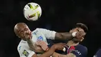 Penyerang Le Havre, Andre Ayew berebut bola dengan gelandang Paris Saint Germain (PSG) Ethan Mbappe pada pekan ke-31 Ligue 1 2023/2024 di Parc des Princes, Minggu (28/4/2024) dini hari WIB. (AP Photo/Thibault Camus)