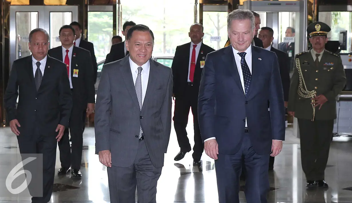 Gubernur Bank Indonesia (BI) Agus Martowardojo berjalan bersama Presiden Finlandia Sauli Niinisto, Jakarta (4/11). Dalam kunjungan tersebut gubernur BI membahas persoalan Ekonomi antara kedua negara untuk menjalin kerjasama. (Liputan6.com/Angga Yuniar)
