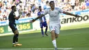 Gelandang Real Madrid, Dani Ceballos, melakukan selebrasi usai mencetak gol ke gawang Deportivo Alaves pada laga La Liga di Stadion Mendizorroza, Sabtu (23/9/2017). Real Madrid menang 2-1 atas  Deportivo Alaves. (AP/Alvaro Barrientos)