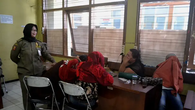 Petugas menyamar sebagai calon pelanggan agar PSK tak kabur saat akan ditangkap