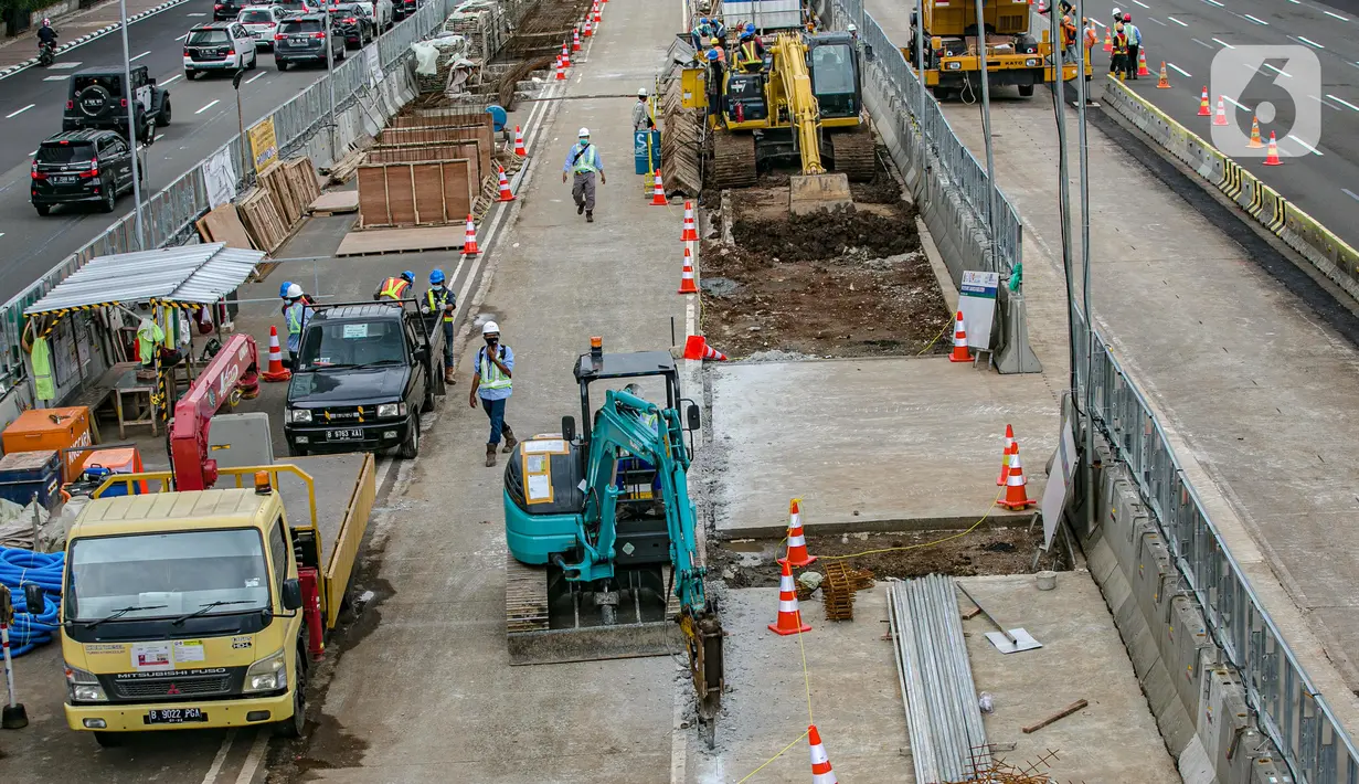 Pekerja menggarap proyek MRT Fase II Bundaran HI-Harmoni di Jalan M.H. Thamrin, Jakarta, Rabu (10/2/2021). PT MRT Jakarta mengungkapkan pembangunan jalur MRT Jakarta Fase II Bundaran HI-Harmoni molor akibat pandemi COVID-19. (Liputan6.com/Faizal Fanani)