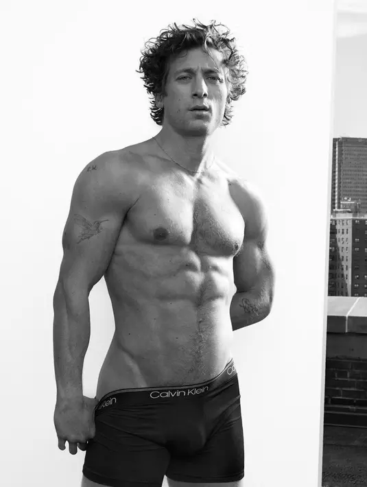 Menjadi model pakaian dalam dari Calvin Klein Jeremy Allen dinobatkan sebagai model paling keren. Kali ini, ia tampil dengan brief hitam yang bertuliskan merek Calvin Klein. [Foto: Instagram/ Jeremy Allen]