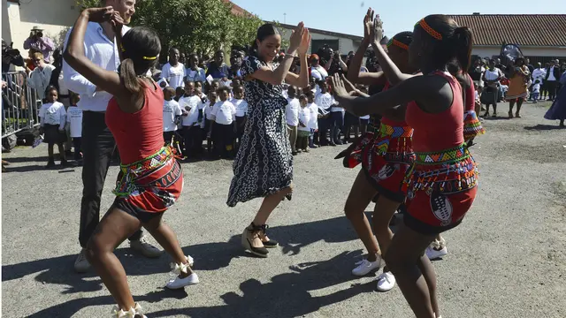 Meghan Markle dan Pangeran Harry dalam lawatan ke Afrika  (Courtney Africa / Africa News Agency via AP, Pool)