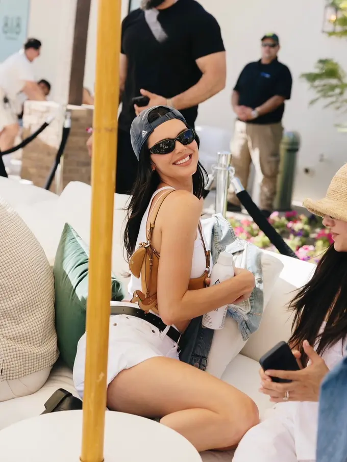 Gaya Simple Kendall Jenner di Coachella, Pakai Tas Rp2,7 Jutaan dan Bag Charm Anjing Rp900 Ribuan