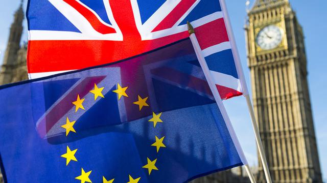 Bendera Inggris dan Uni Eropa berkibar berdampingan dengan latar Menara Big Ben di London (AP)