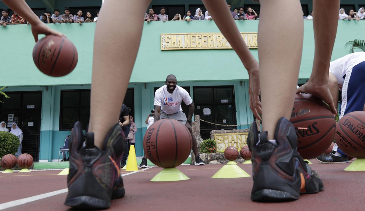 Legenda NBA, Jason Richardson, memberikan pelatihan kepada siswa SMA 82 Jakarta, Kamis (28/3). Kunjungan peraih dua gelar juara kontes slamdunk NBA tersebut merupakan bagian dari rangkaian program Jr NBA. (Bola.com/M Iqbal Ichsan)