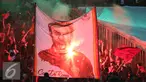 Spanduk salah satu pemain Giallorossi dibentangkan oleh para Romanisti, Senayan, Jakarta, Sabtu (25/7/2015). Suasana SUGBK merah menyala oleh letupan suar atau red flare. (Liputan6.com/Herman Zakharia) 