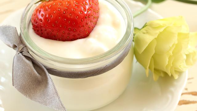 Stroberi dan yogurt bisa jadi skincare untuk kulit awet muda