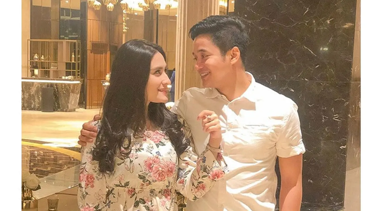 Berbeda 10 Tahun, Ini 6 Potret Cantik Angbeen Rishi Kekasih Adly Fairuz