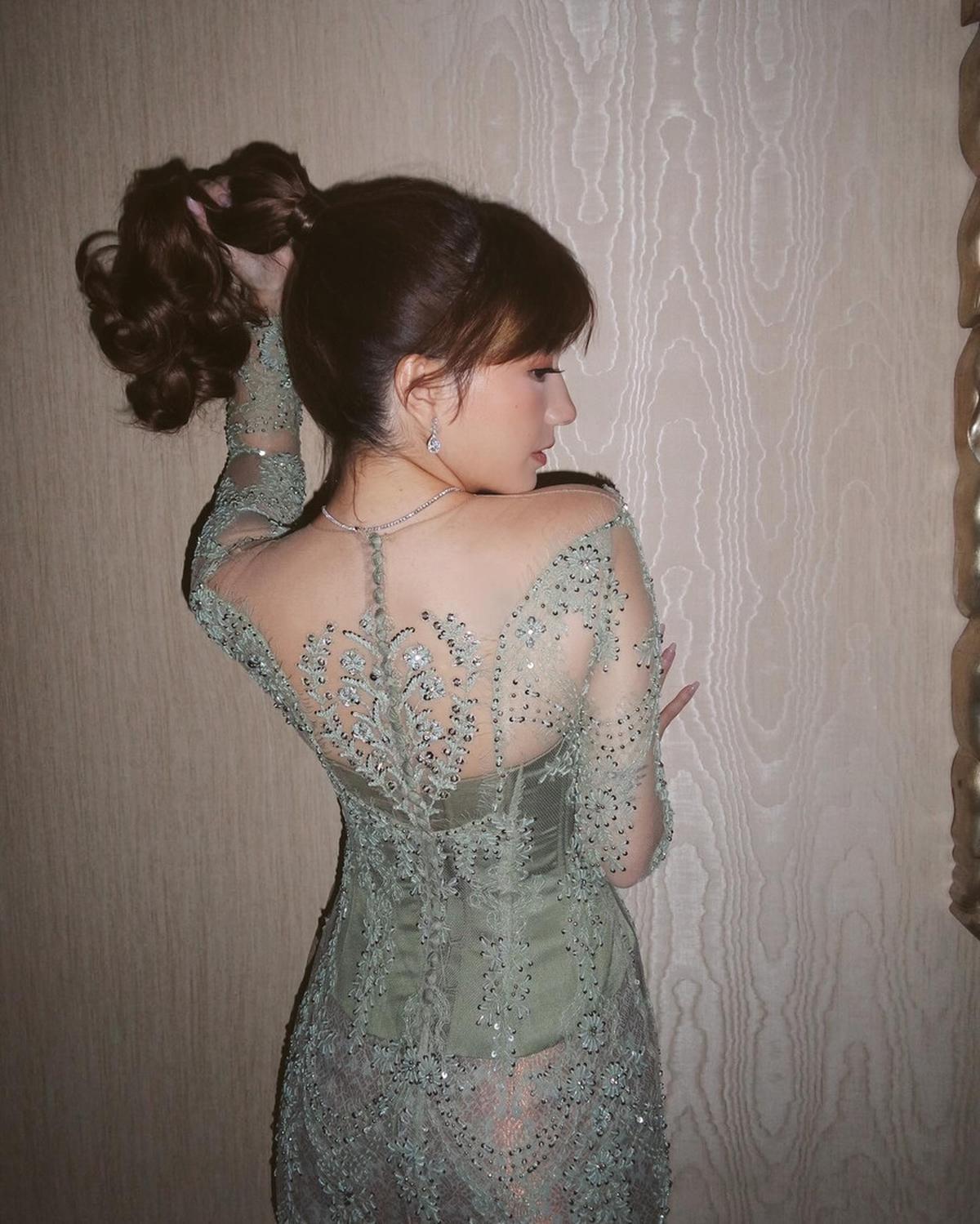 Menggandeng Wanda Hara