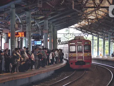 Calon penumpang menunggu kedatangan KRL di Stasiun Juanda, Jakarta, Rabu (20/11/2019). PT KCI akan menambah perjalanan KRL mulai 1 Desember yang disesuaikan dengan Gapeka 2019 guna meningkatkan pelayanan dan mendorong masyarakat menggunakan transportasi publik. (merdeka.com/Iqbal S. Nugroho)