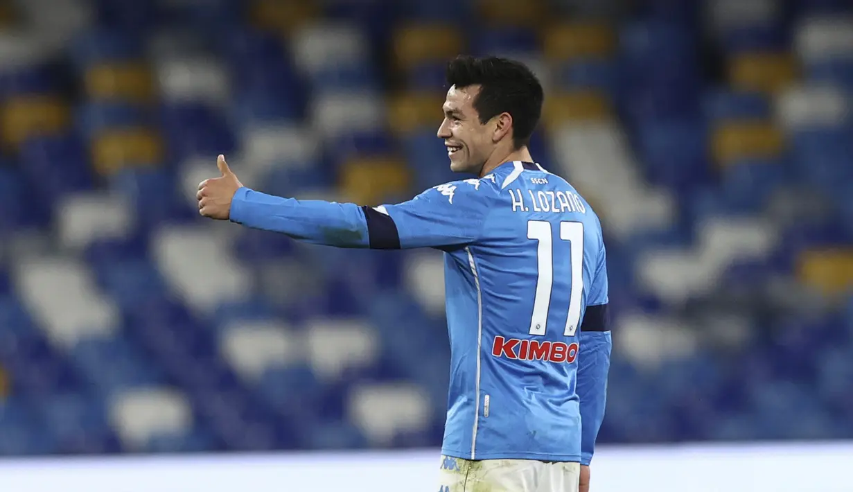 Penyerang Napoli, Hirving Lozano berselebrasi usai mencetak gol ke gawang Spezia pada pertandingan perempat final Coppa Italia di stadion Maradona di Naples, Italia, Jumat (29/1/2021). Lozano mencetak dua gol dan mengantar Napoli menang telak atas Spezia 4-2. (Alessandro Garofalo/LaPresse via AP)