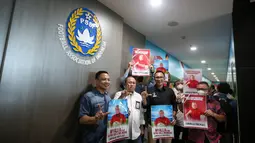 Pendukung Bakal Calon Ketua Umum PSSI, AA La Nyalla Mahmud Mattalitti membawa poster saat pendaftaran dan penyerahan berkas Bakal Calon Ketua Umum PSSI yang berlangsung di GBK Arena, Jakarta, Jumat (13/01/2023). (Bola.com/Bagaskara Lazuardi)
