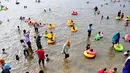 Libur lebaran, Pantai Ancol, Jakarta, dipenuhi sejumlah wisatawan lokal, (30/7/2014). (Liputan6.com/Faizal Fanani)