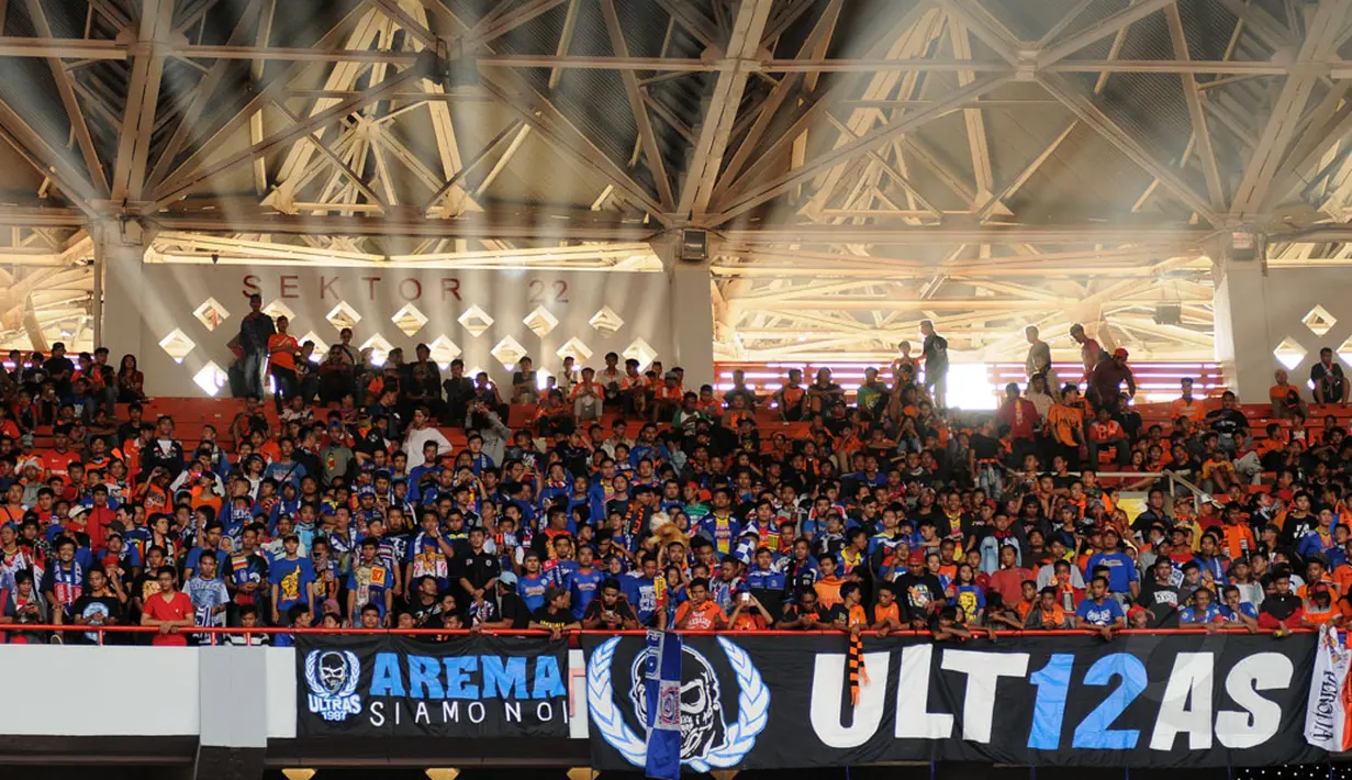 Ratusan suporter Arema Cronus menyaksikan langsung laga Trofeo Persija di Stadion GBK Jakarta, (11/1/2015). (Liputan6.com/Helmi Fithriansyah)