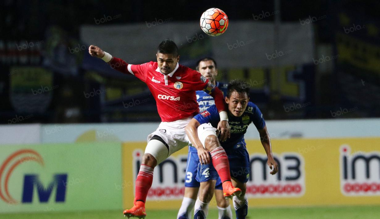 Bambang Pamungkas saat berduel dengan pemain Persib Bandung, Dias Angga pada laga Torabika SC 2016 di Stadion Gelora Bandung Lautan Api, Bandung, Sabtu (16/7/2016). (Bola.com/Nicklas Hanoatubun)