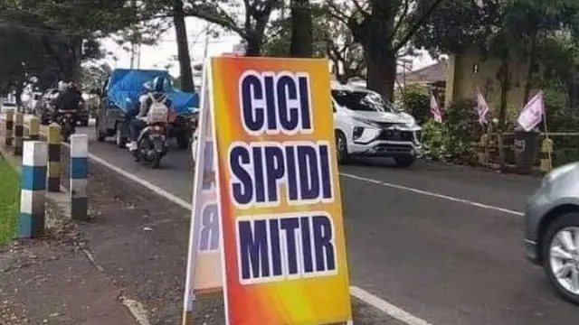 7 Potret Toko dengan Nama Aneh, Bikin Senyum Bacanya