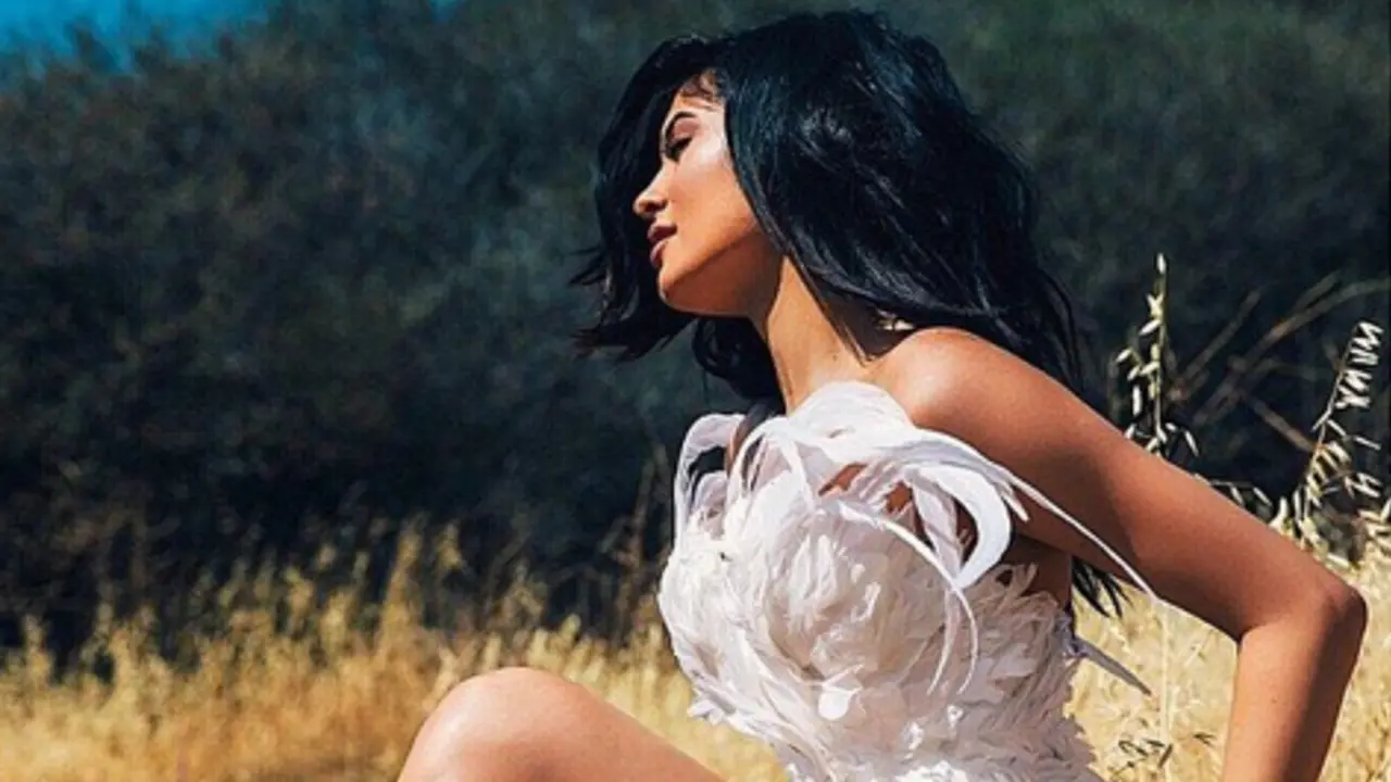 Bentuk Terlihat Beda, Kylie Jenner Bantah Operasi Payudara