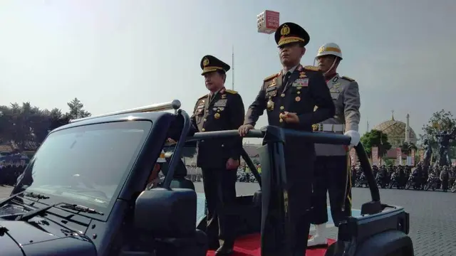 Kepala Kepolisian Republik Indonesia Jenderal Pol Idham Azis dan Jenderal (Purn) Tito Karnavian menjalani tradisi serah terima jabatan Kapolri di Mako Brimob, Depok, Jawa Barat