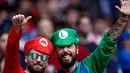 Pendukung Italia yang berpakaian seperti Mario dan Luigi berpose untuk berfoto sebelum dimulainya pertandingan sepak bola Euro 2024 Grup B antara Spanyol dan Italia di Arena AufSchalke, Gelsenkirchen pada 20 Juni 2024. (KENZO TRIBOUILLARD/AFP)