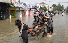 FOTO: Penampakan Terkini Jalur Penghubung Jakarta-Tangerang Lumpuh Akibat Banjir, Puluhan Motor Diangkut Gerobak