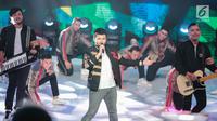 Pedangdut Ridho Rhoma saat tampil dalam acara Indonesian Dangdut Awards 2018 di Studio 5 Indosiar, Jakarta, Jumat (12/10). Ridho membawakan lagu Let's Have Fun Together. (Liputan6.com/Faizal Fanani)