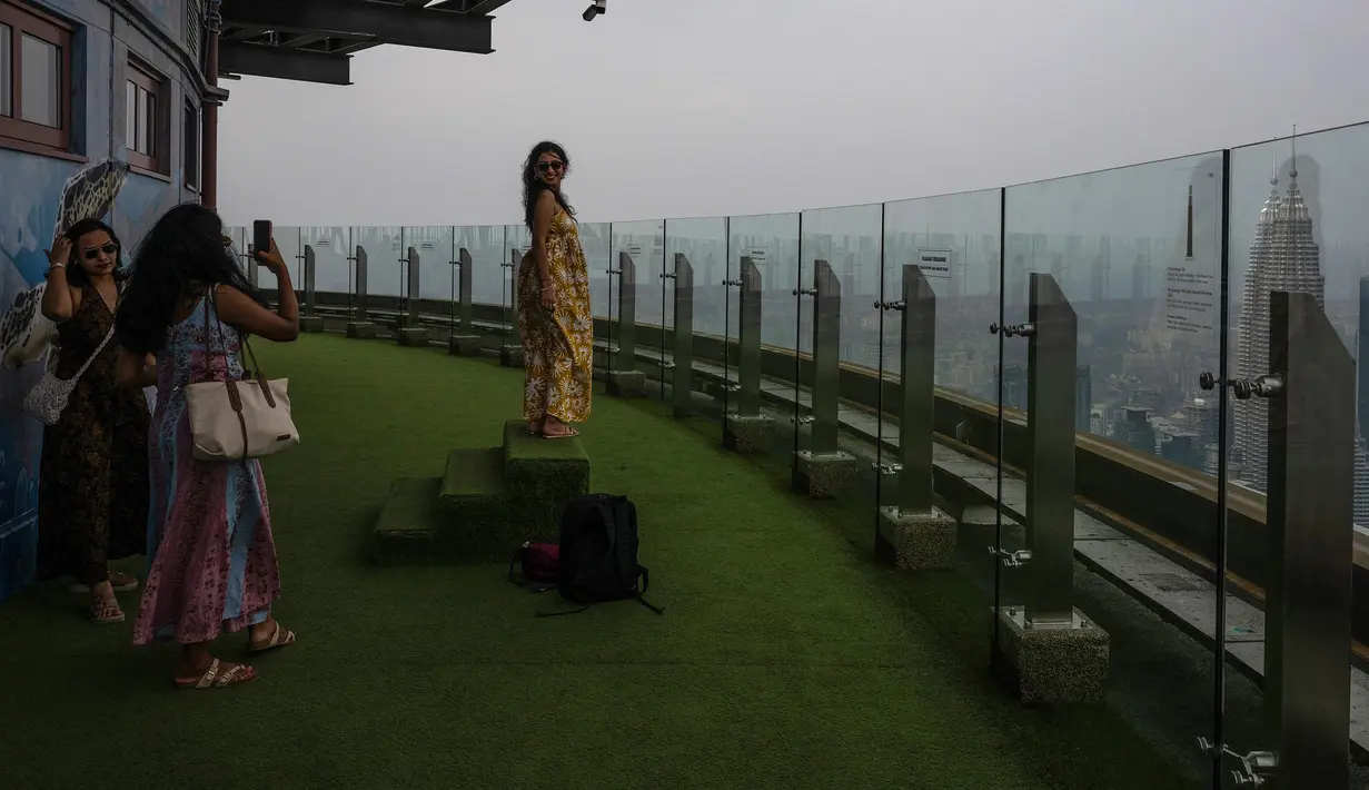 Pengunjung mengambil foto dari Menara KL saat kota Kuala Lumpur diselimuti kabut asap,  Selasa, 11 Agustus 2026/ (AFP/ Mohd Rasfan).