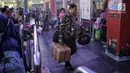 Sejumlah pemudik memasuki pintu keberangkatan Stasiun Pasar Senen, Jakarta, Selasa (12/6). Pada H-3 Lebaran, sebanyak 25.295 pemudik berangkat ke berbagai daerah di Pulau Jawa melalui Stasiun Pasar Senen. (Liputan6.com/Faizal Fanani)