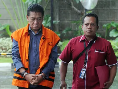 Hakim PN Jakarta Selatan Irwan (kiri) saat akan menjalani pemeriksaan KPK di Gedung KPK, Jakarta, Selasa(22/1). Irwan diperiksa sebagai tersangka terkait dugaan menerima suap penanganan perkara perdata di PN Jakarta Selatan. (Merdeka.com/Dwi Narwoko)