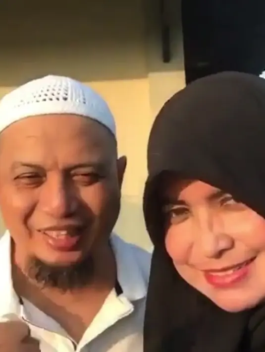 Sekitar tahun 2010 silam, rumah tangga ustaz ini mengejutkan publik. Lantaran Arifin Ilham melakukan poligami. Ia menikah dengan perempuan dari Jazirah Arab. Atau biasa disebut putri Yaman yang bernama Rania Bawazier. (Instagram/kh_m_arifin_ilham)